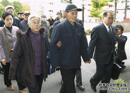 向仙台高等法院提出上诉的原中国劳工及其亲属。(日本新华侨报网图片)